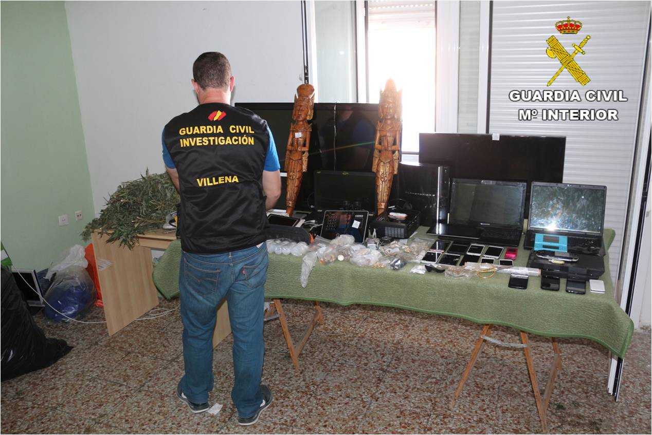 La Guardia Civil desmantela un importante punto de venta de droga en el barrio El Rabal de Villena La Guardia Civil desmantela un importante punto de venta de droga en el barrio El Rabal de Villena
