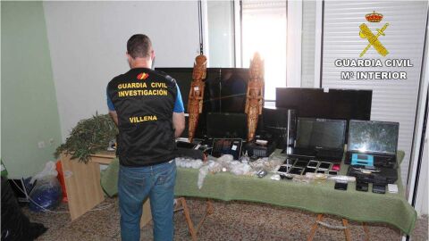 Un agente de la Guardia Civil de Villena junto a parte de los efectos intervenidos en la operaci&oacute;n policial