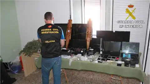 Un agente de la Guardia Civil de Villena junto a parte de los efectos intervenidos en la operación policial Un agente de la Guardia Civil de Villena junto a parte de los efectos intervenidos en la operación policial