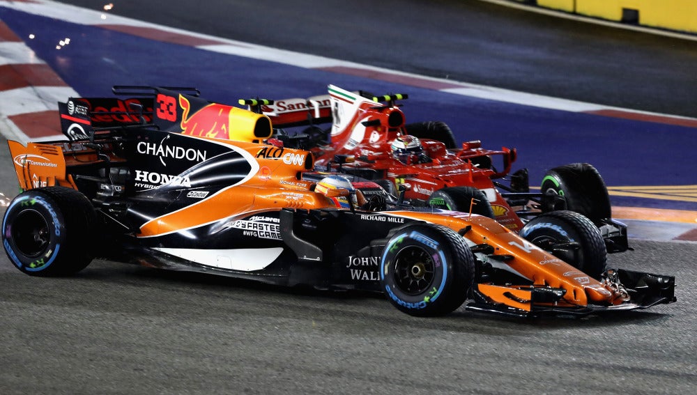 Fernando Alonso, embestido en la accidentada salida de Singapur