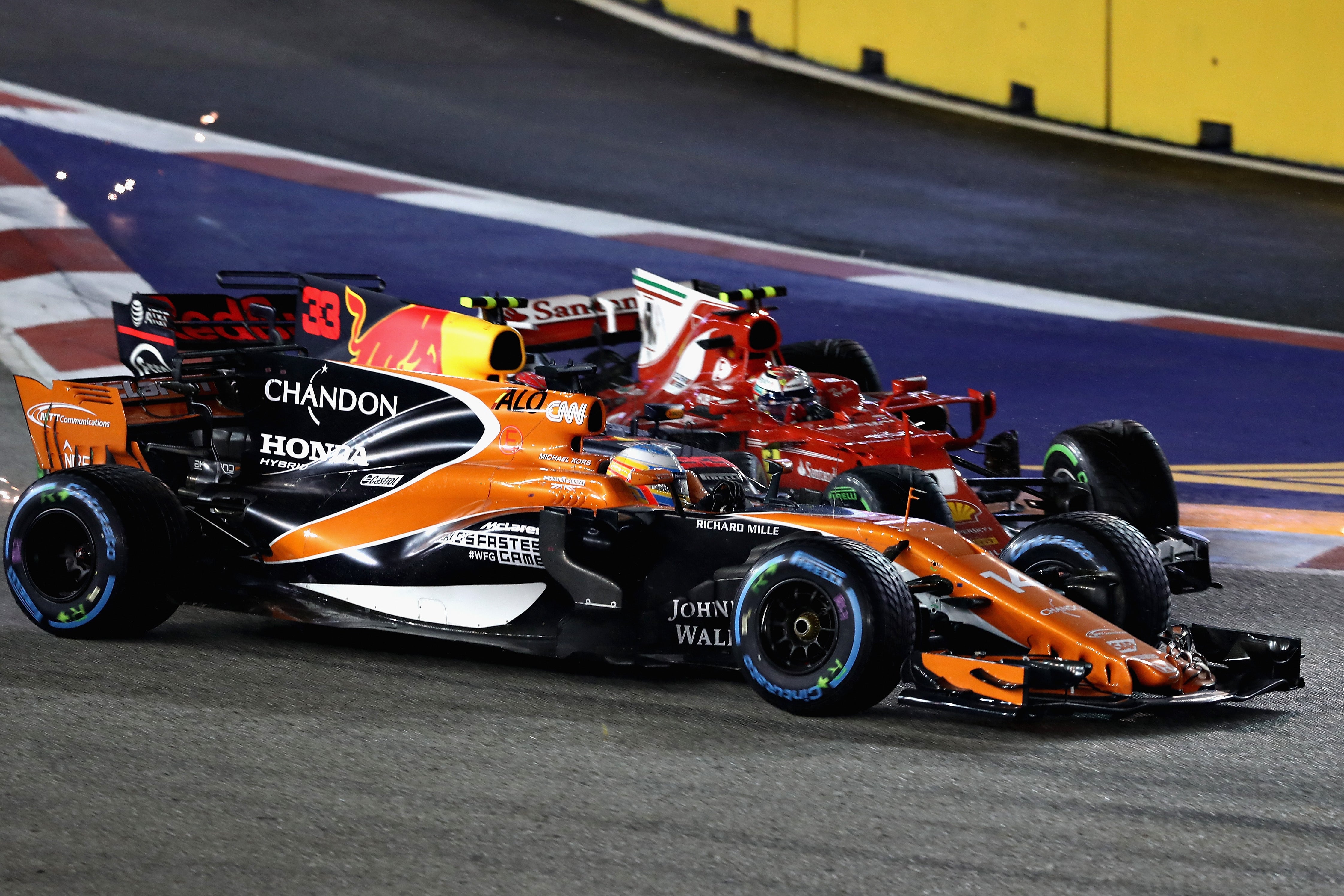Fernando Alonso, tras su abandono en Singapur: "Es una pena, el podio estaba asegurado" Fernando Alonso, tras su abandono en Singapur: "Es una pena, el podio estaba asegurado"