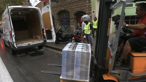 La Guardia Civil interviniendo carteles de publicidad del refer&eacute;ndum