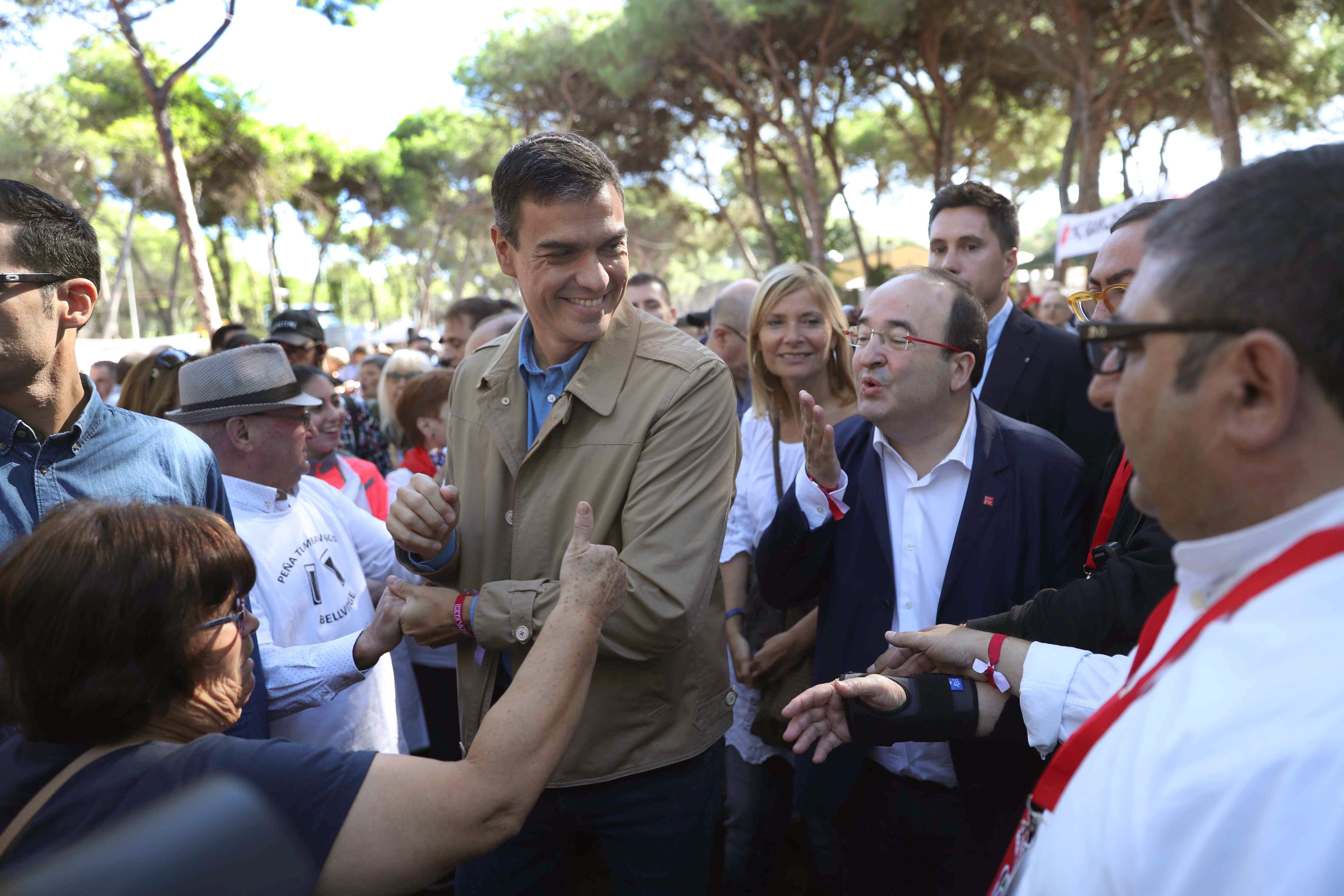 Sánchez a Rajoy: "La salida a Cataluña se llama diálogo y más autogobierno" Sánchez a Rajoy: "La salida a Cataluña se llama diálogo y más autogobierno"