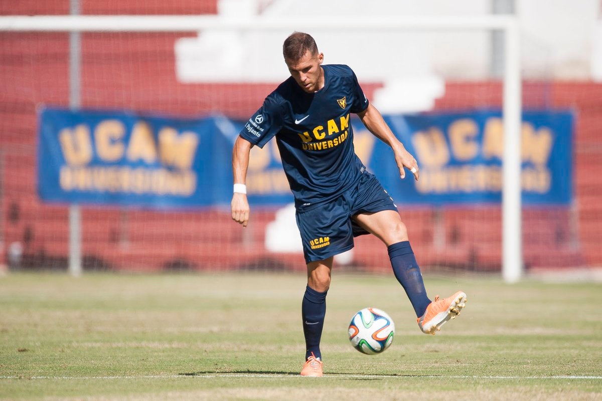 La escalofriante herida en la cabeza de un jugador del UCAM en el derbi de Murcia La escalofriante herida en la cabeza de un jugador del UCAM en el derbi de Murcia