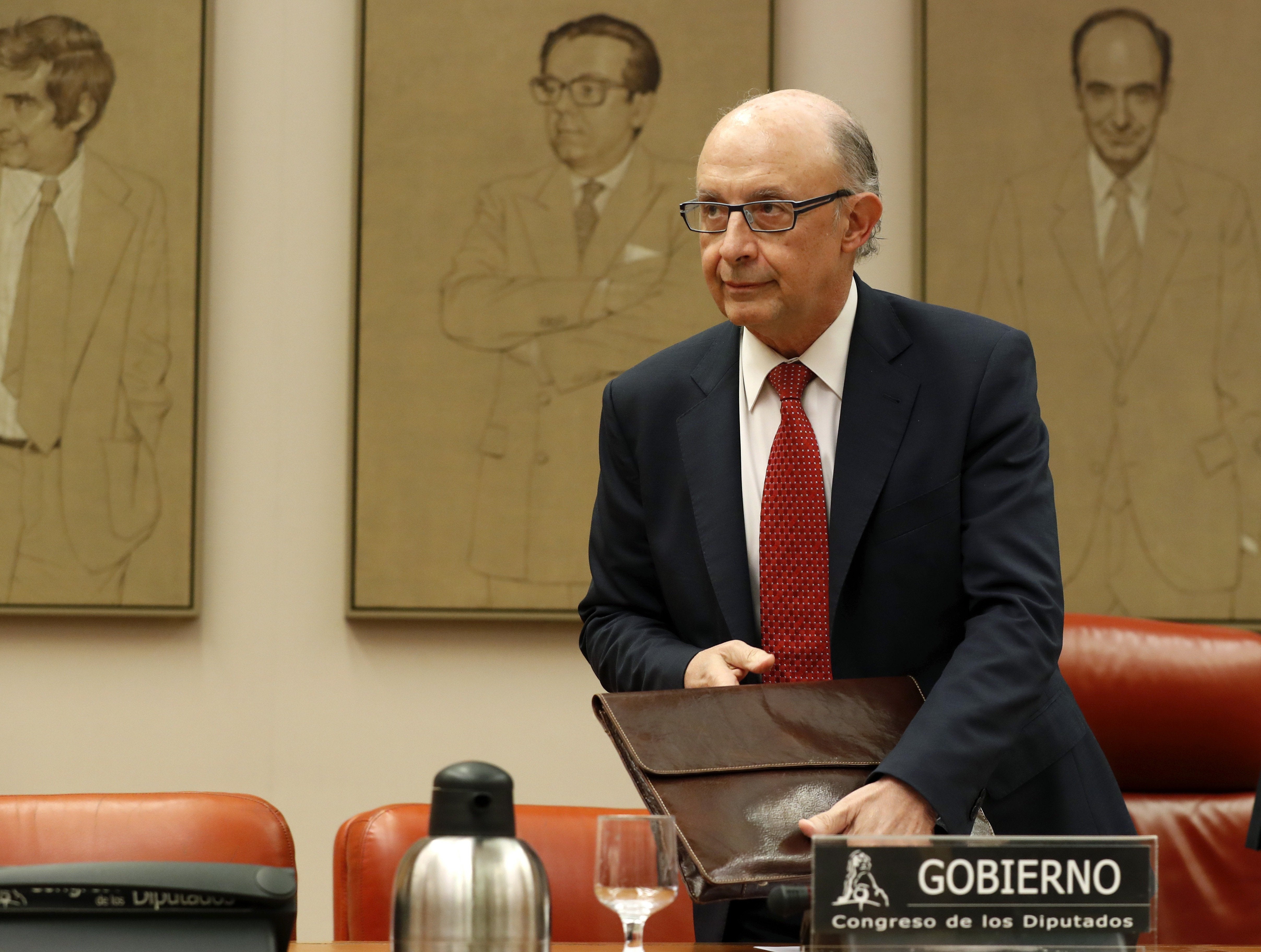 El Govern se adelanta a Hacienda y ya ha pagado las nóminas a los funcionarios catalanes El Govern se adelanta a Hacienda y ya ha pagado las nóminas a los funcionarios catalanes