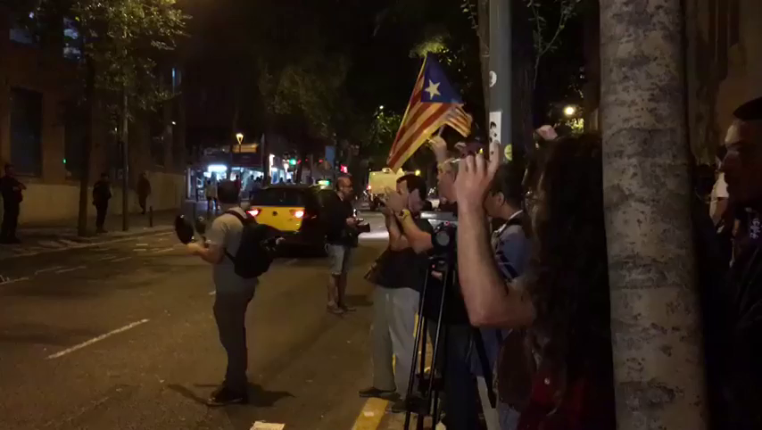 Más de 200 personas pasan la noche frente al TSJC en protesta por las detenciones contra el 1-O Más de 200 personas pasan la noche frente al TSJC en protesta por las detenciones contra el 1-O