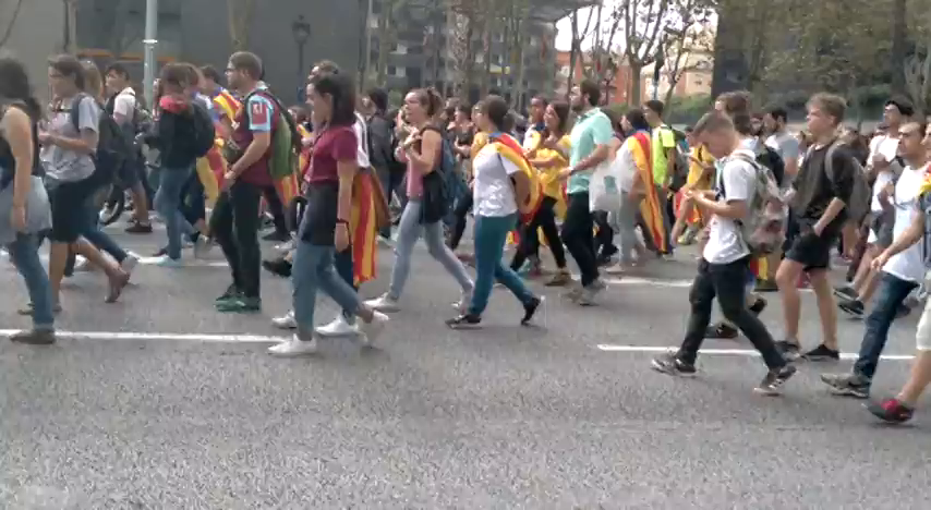 Decenas de estudiantes cortan vías de Barcelona por la libertad de los consellers Decenas de estudiantes cortan vías de Barcelona por la libertad de los consellers