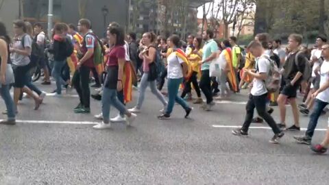 Los estudiantes cortan la Diagonal de Barcelona para unirse a m&aacute;s universitarios y continuar la manifestaci&oacute;n juntos