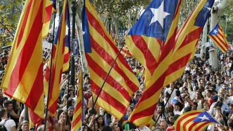 Manifestantes a favor del refer&eacute;ndum en Catalu&ntilde;a