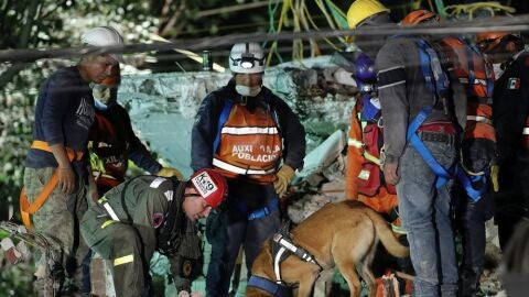 Brigadas de rescate contin&uacute;an trabajando entre los escombros en M&eacute;xico