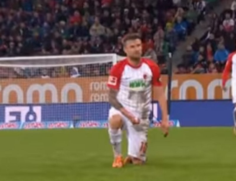 Suspenden a un futbolista por 'masturbarse' sobre el césped Suspenden a un futbolista por 'masturbarse' sobre el césped