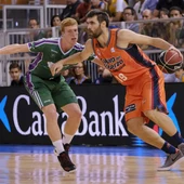 Fernando San Emeterio intenta entrar a canasta Fernando San Emeterio intenta entrar a canasta