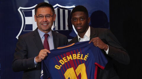 Bartomeu y Dembel&eacute;, en la presentaci&oacute;n del franc&eacute;s como nuevo jugador del Bar&ccedil;a
