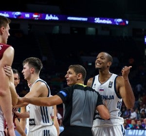 Anthony Randolph y Porzingis se encaran durante el Eurobasket Anthony Randolph y Porzingis se encaran durante el Eurobasket