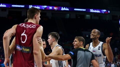 Anthony Randolph y Porzingis se encaran durante el Eurobasket