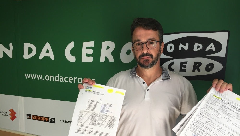Julio Giménez, organizador de la Marcha Vías del Tren 'Potríes-Elche' muestra los permisos que solicitó para realizar la prueba.