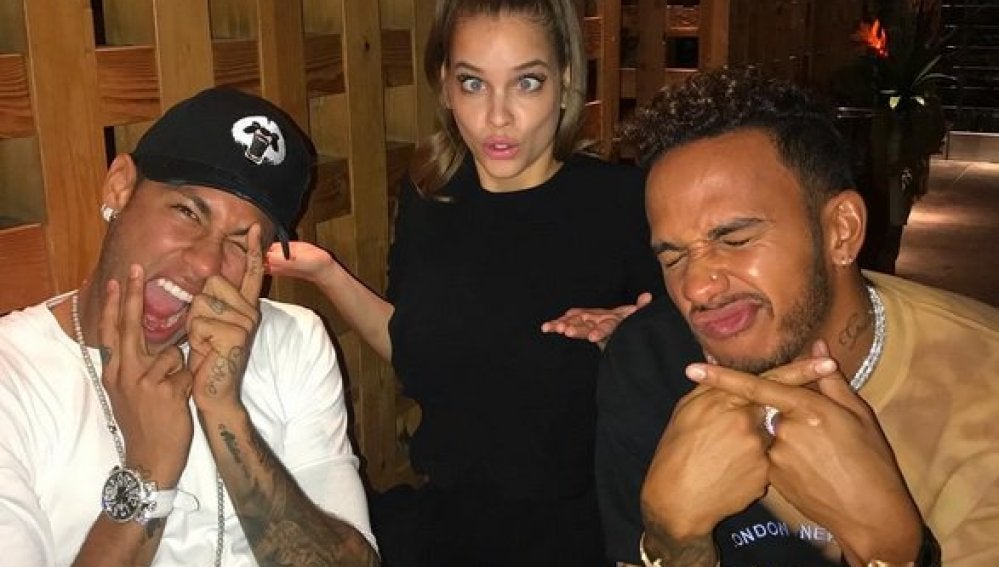 Neymar, de fiesta con Hamilton