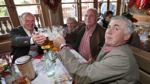 Ancelotti bebe cerveza con Rummennige y Hoeness