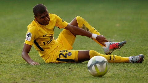 Mbapp&eacute; se duele del tobillo en una acci&oacute;n del Montpellier - PSG