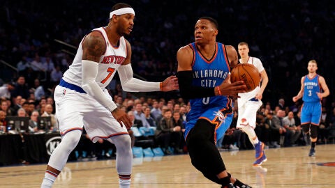 Carmelo Anthony intenta defender a Russell Westbrook, su nuevo compa&ntilde;ero