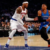 Carmelo Anthony intenta defender a Russell Westbrook, su nuevo compañero Carmelo Anthony intenta defender a Russell Westbrook, su nuevo compañero
