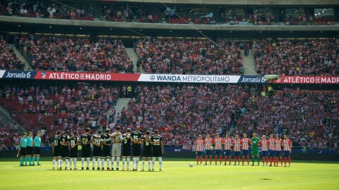 Atl&eacute;tico y Sevilla guardan un minuto de silencio