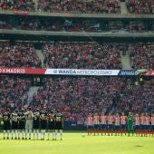 Atlético y Sevilla guardan un minuto de silencio