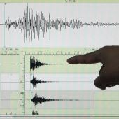 Un experto señala en un sismógrafo el registro de un terremoto