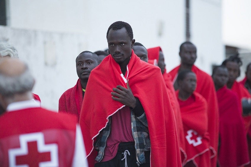 Motril habilita un pabellón de deportes para recibir a inmigrantes llegados en patera Motril habilita un pabellón de deportes para recibir a inmigrantes llegados en patera