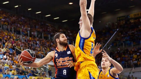 Diot busca el pase ante la defensa del Herbalife Gran Canaria