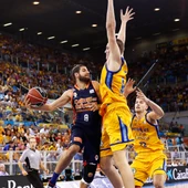 Diot busca el pase ante la defensa del Herbalife Gran Canaria Diot busca el pase ante la defensa del Herbalife Gran Canaria