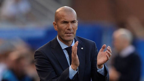 Zidane aplaude a sus jugadores durante el Alav&eacute;s - Real Madrid