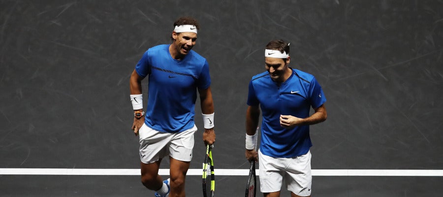 Nadal y Federer bromean durante su partido de dobles en la Laver Cup Nadal y Federer bromean durante su partido de dobles en la Laver Cup