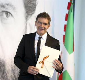 Antonio Banderas agradece el Premio Nacional de Cinematografía en reconocimiento a su carrera como actor, director y productor Antonio Banderas agradece el Premio Nacional de Cinematografía en reconocimiento a su carrera como actor, director y productor