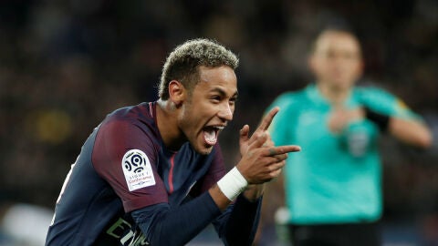 Neymar celebra un gol