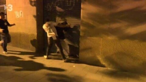 Momento de la supuesta agresi&oacute;n a un independentista en la manifestaci&oacute;n de ultraderecha