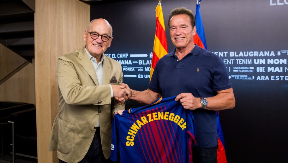 Schwarzenegger posa con la camiseta del Barcelona