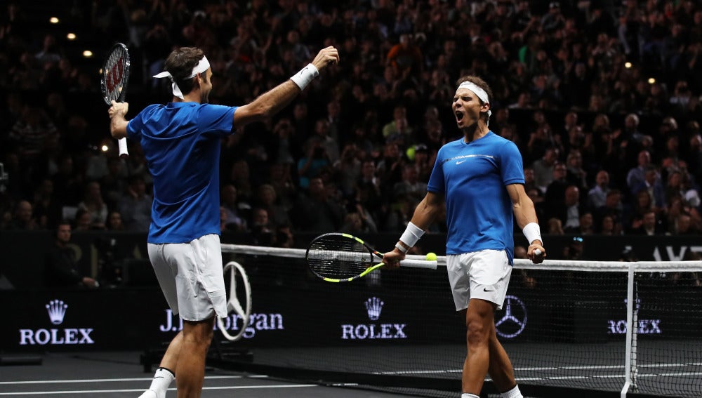 Rafa Nadal y Roger Federer celebran su triunfo en la Laver Cup