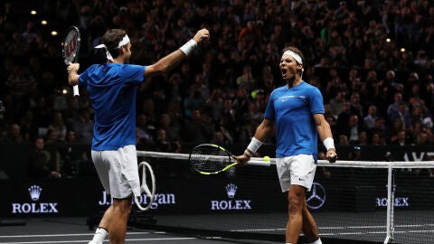 Rafa Nadal y Roger Federer celebran su triunfo en la Laver Cup