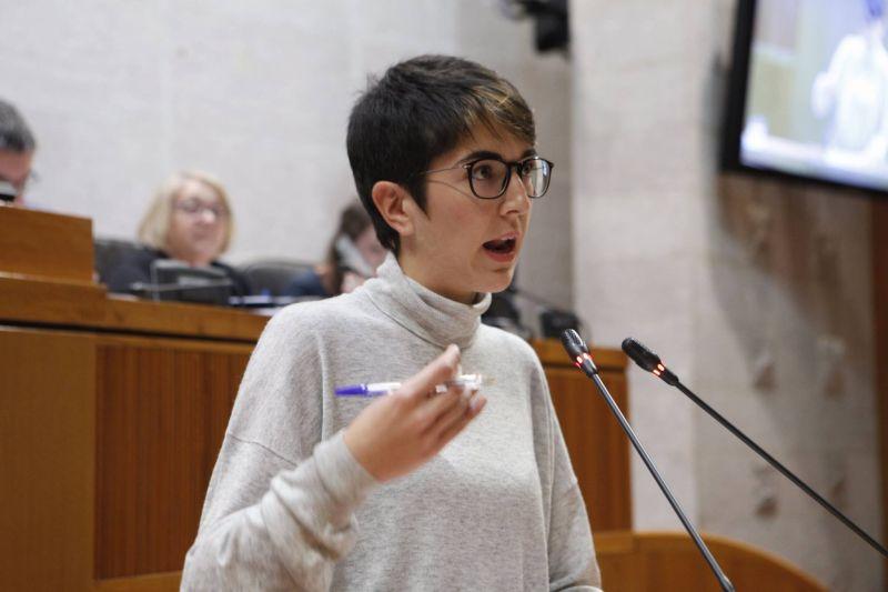 La presidenta de las Cortes de Aragón denunciará el "botellazo de agua" La presidenta de las Cortes de Aragón denunciará el "botellazo de agua"