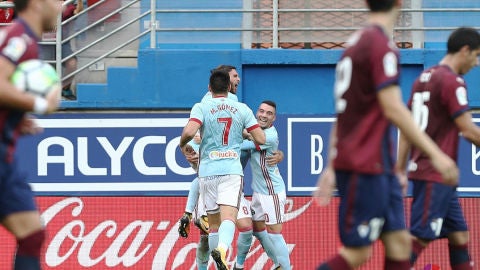Los jugadores del Celta celebran uno de sus goles ante el Eibar