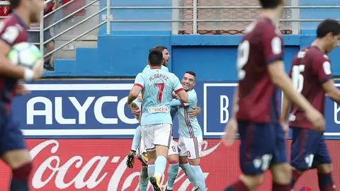 Los jugadores del Celta celebran uno de sus goles ante el Eibar Los jugadores del Celta celebran uno de sus goles ante el Eibar