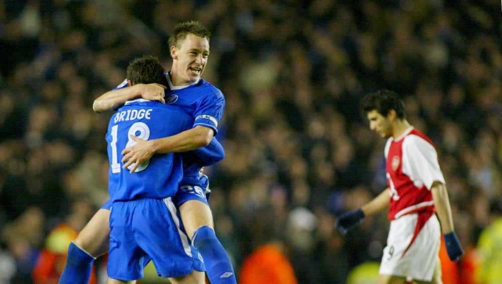 Terry abraza a Bridge durante un partido del Chelsea