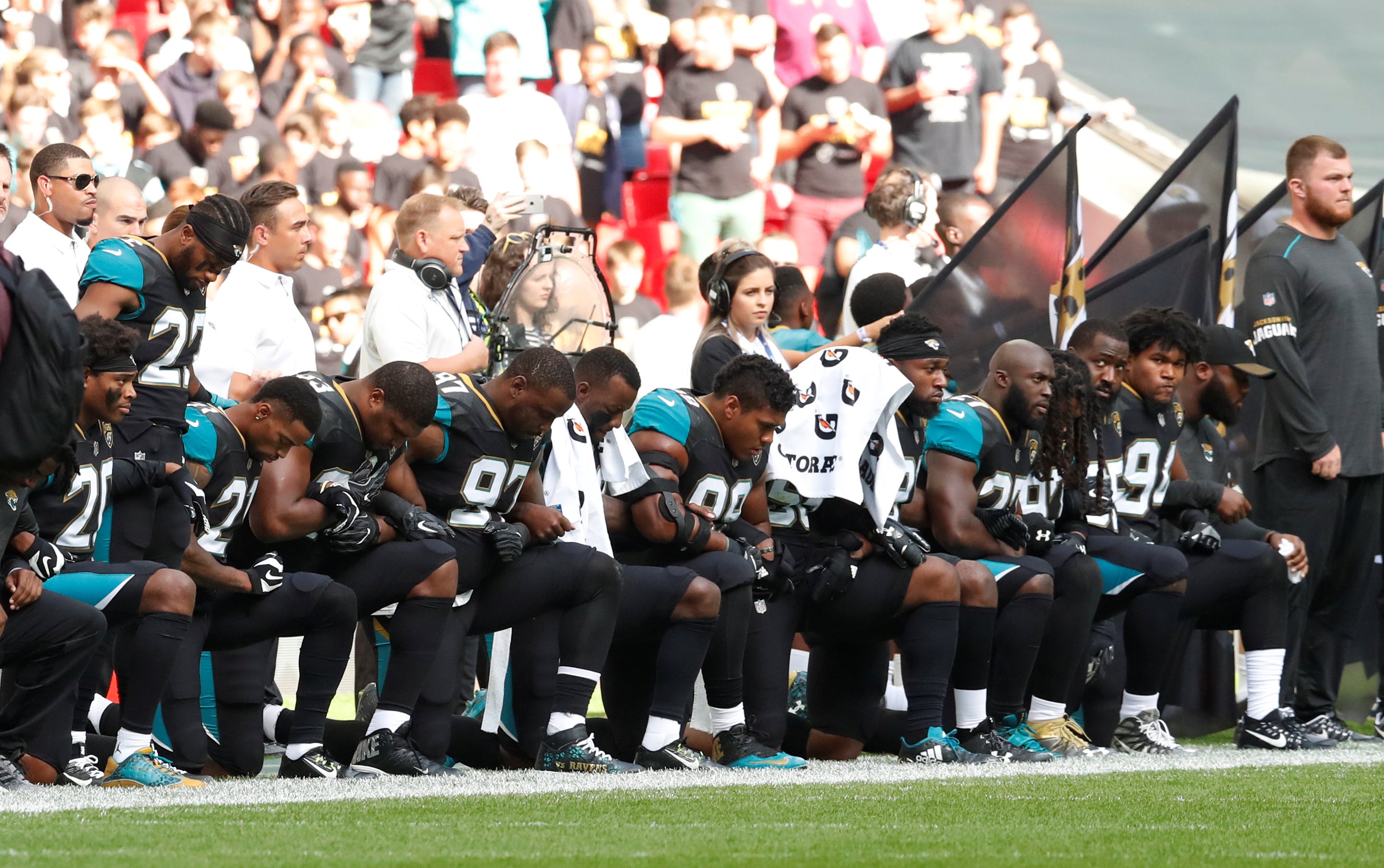 Decenas de jugadores de la NFL hincan sus rodillas como protesta ante la última polémica de Donald Trump Decenas de jugadores de la NFL hincan sus rodillas como protesta ante la última polémica de Donald Trump