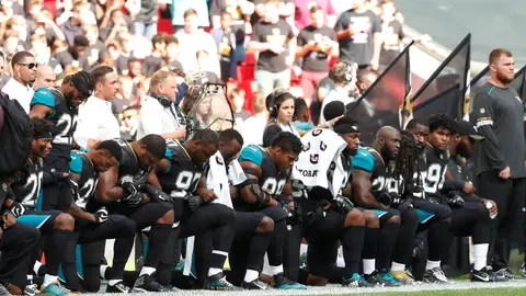 Jugadores de los Jaguars hincan la rodilla en el suelo a modo de protesta contra Donald Trump Jugadores de los Jaguars hincan la rodilla en el suelo a modo de protesta contra Donald Trump