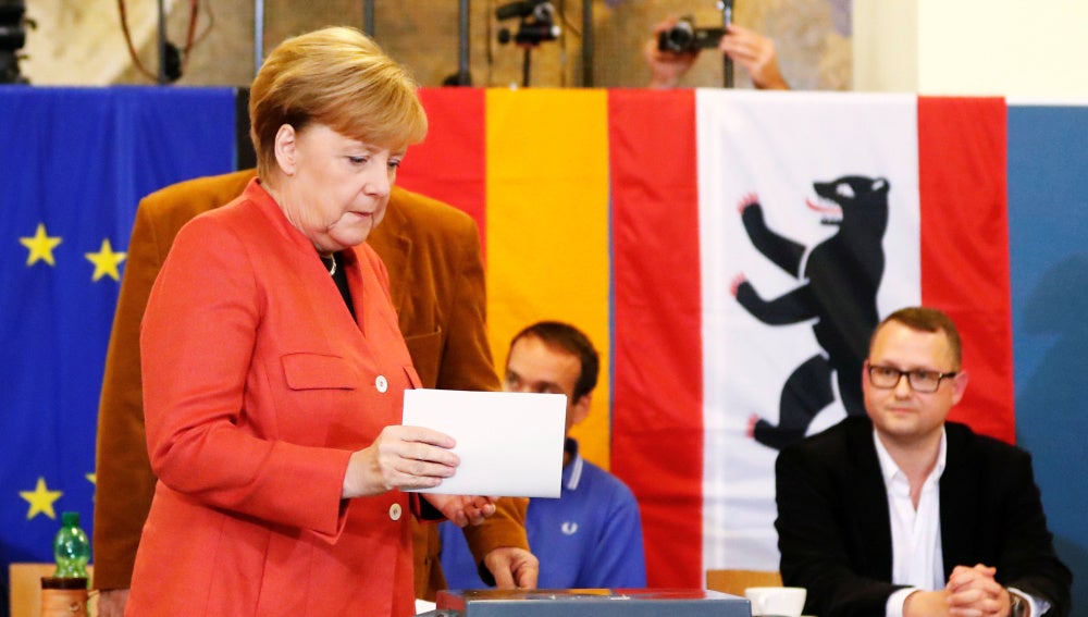 Angela Merkel votando en las elecciones alemanas en Berlín
