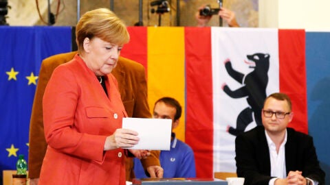 Angela Merkel votando en las elecciones alemanas en Berl&iacute;n