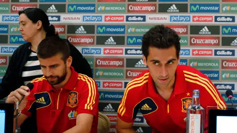 Piqué y Arbeloa, juntos durante una rueda de prensa de la Selección Piqué y Arbeloa, juntos durante una rueda de prensa de la Selección