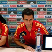 Piqué y Arbeloa, juntos durante una rueda de prensa de la Selección