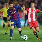 Messi intenta zafarse de Maffeo durante el Girona - Barça
